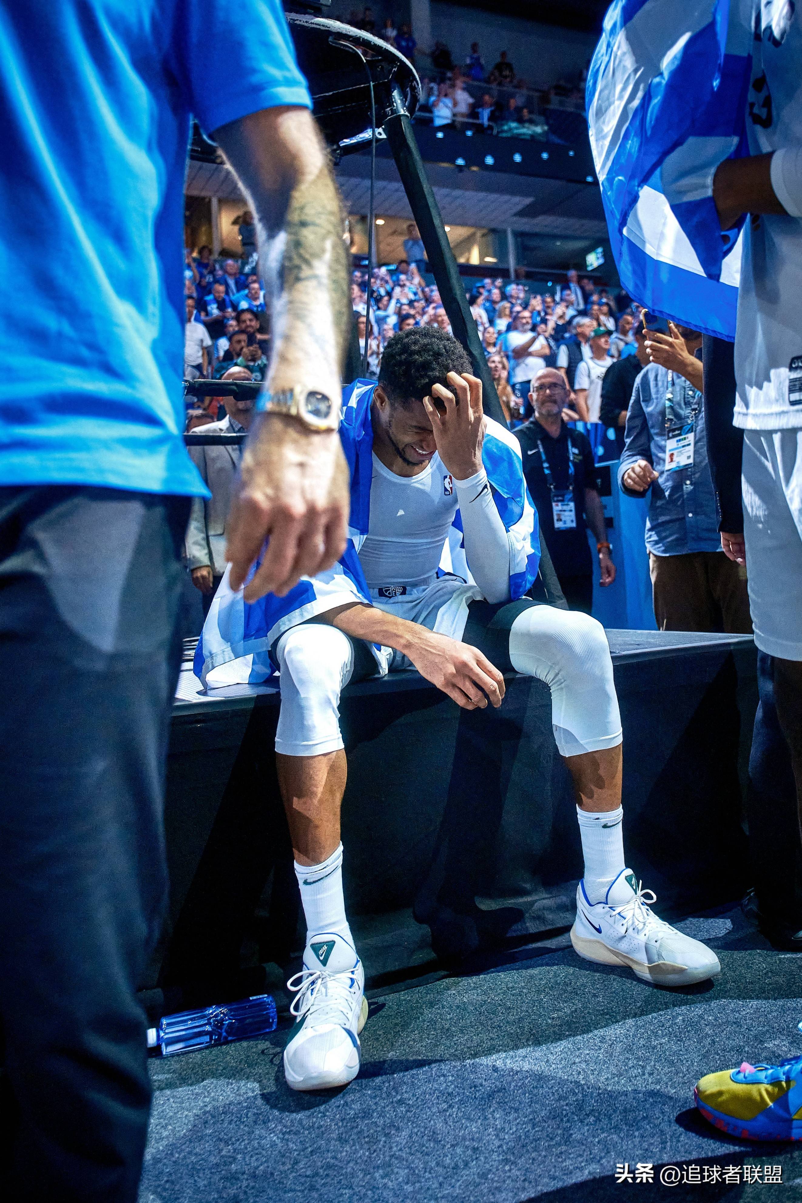 包含字母哥意外战胜巴塞罗那,重返赛场引爆全场!上演精彩一战的词条 包含字母哥意外战胜巴塞罗那,重返赛场引爆全场!上演精彩一战的词条